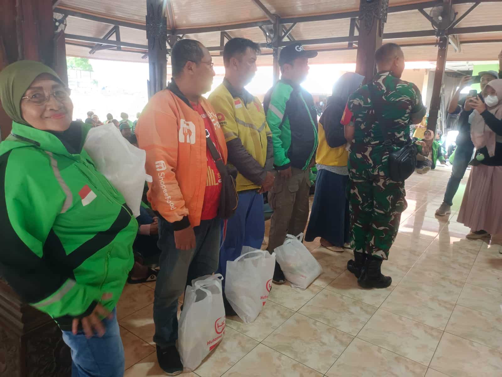 Berbagi Sembako Warga peduli Warga dan Ojol