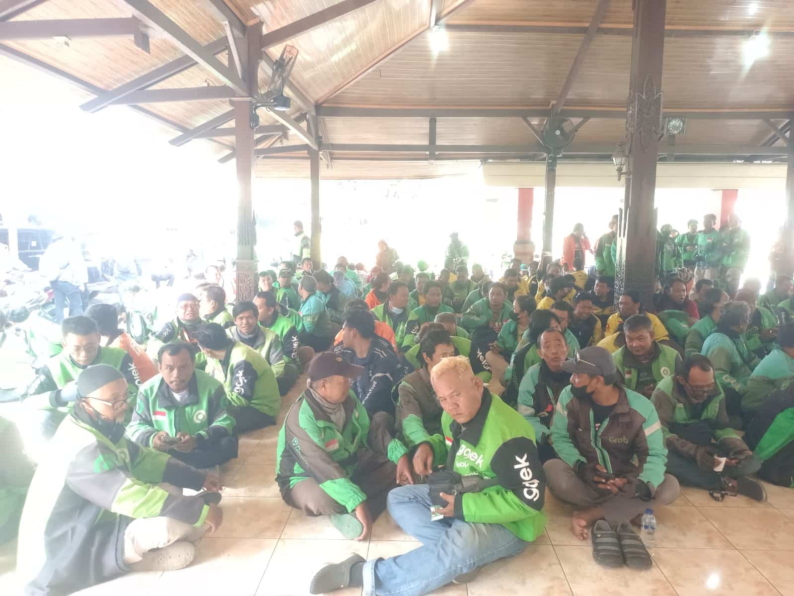 Berbagi Sembako Warga peduli Warga dan Ojol