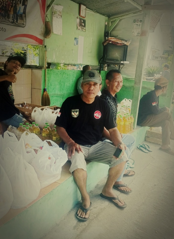 Panitia distribusi sembako telah bersiap di pos ronda RT 04 Kuncen, Delanggu.