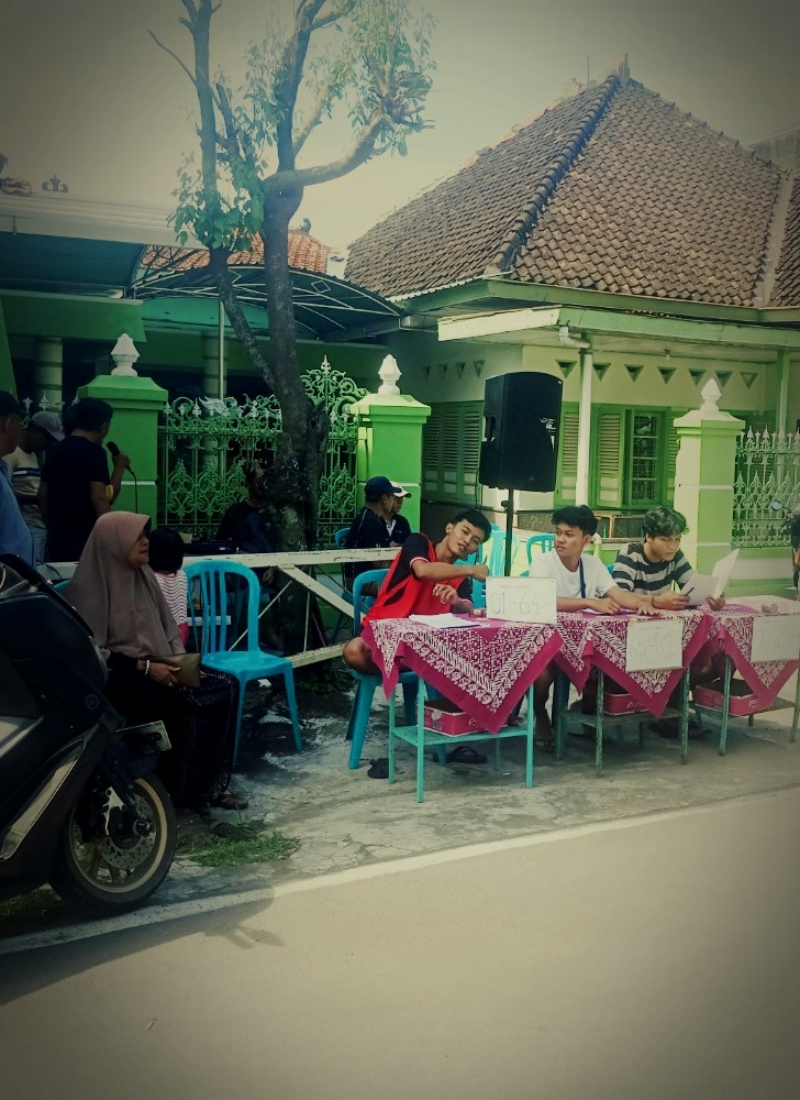 Panitia pendataan dan penukaran kupon di depan pos ronda RT 04 Kuncen, Delanggu.