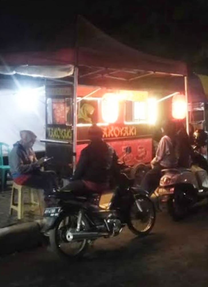 Takoyaki mr.no Delanggu yang selalu padat antrian jelang siang dan malam hari