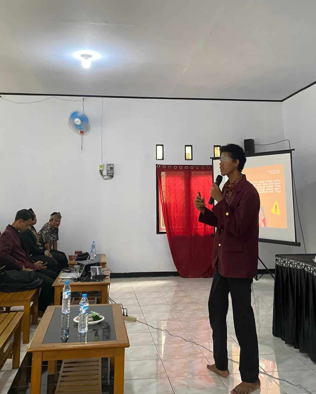 Warga Berdaya di Era Digital: Mahasiswa KKN Unsika 2026 Dorong Literasi Lokasi dan Keamanan Transaksi Online