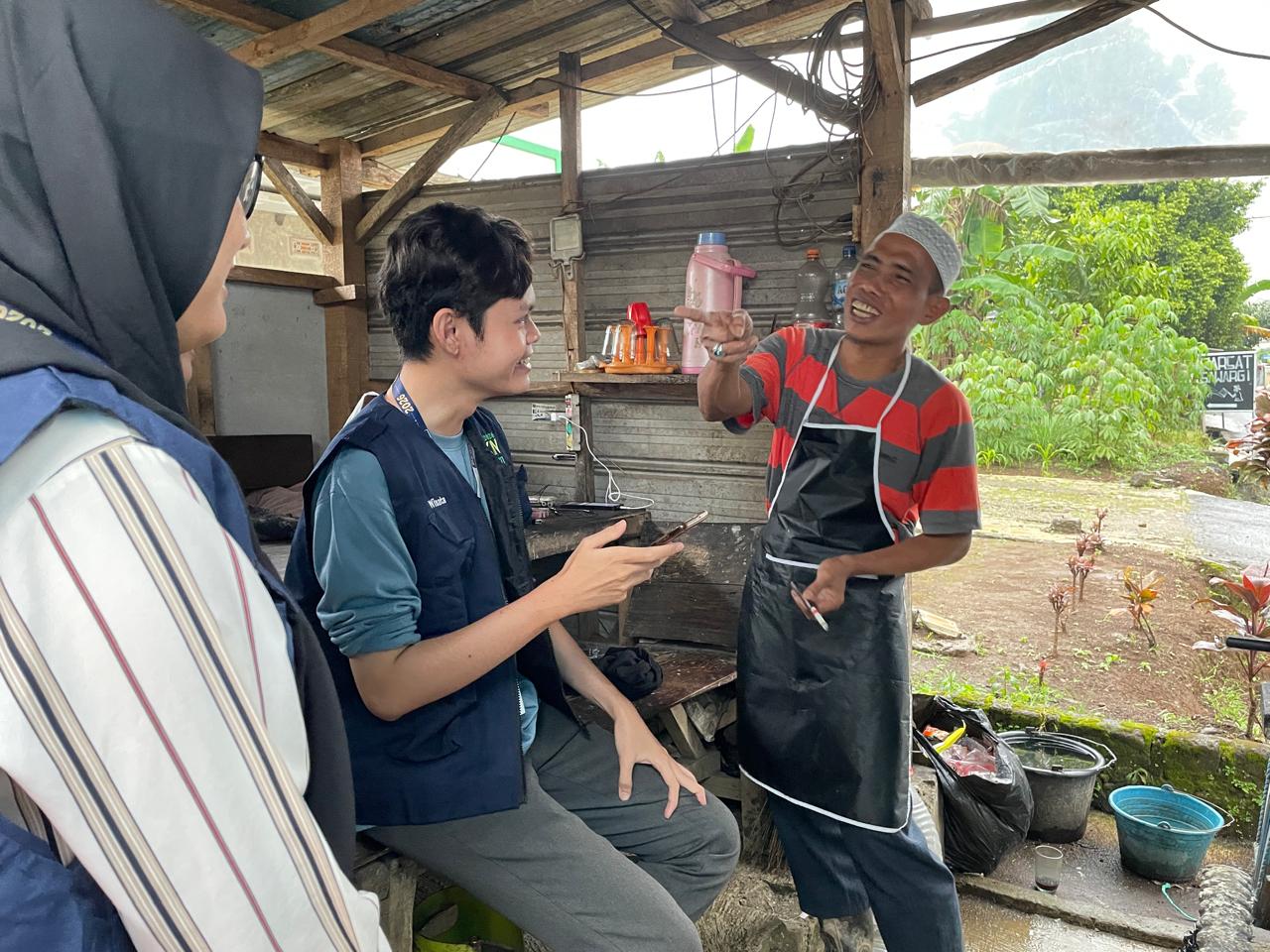 Melalui Program Desa Cerdas UMKM, KKN Unsika Dampingi UMKM Desa Babakan Go Digital Secara Door to Door
