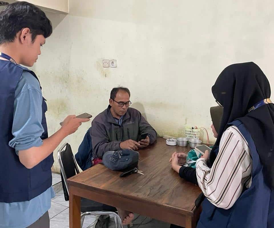 Melalui Program Desa Cerdas UMKM, KKN Unsika Dampingi UMKM Desa Babakan Go Digital Secara Door to Door