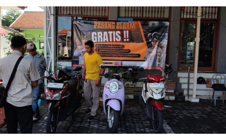 Ambil Langkah Preventif Polsek Gunung Anyar Pasang Alarm Gratis Untuk Warga 