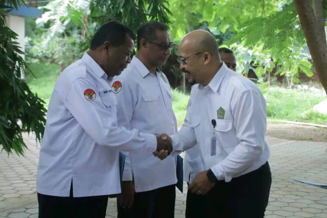 Rektor IAKN Kupang Serahkan Sertifikat Lektor Kepala kepada Empat Dosen Berprestasi