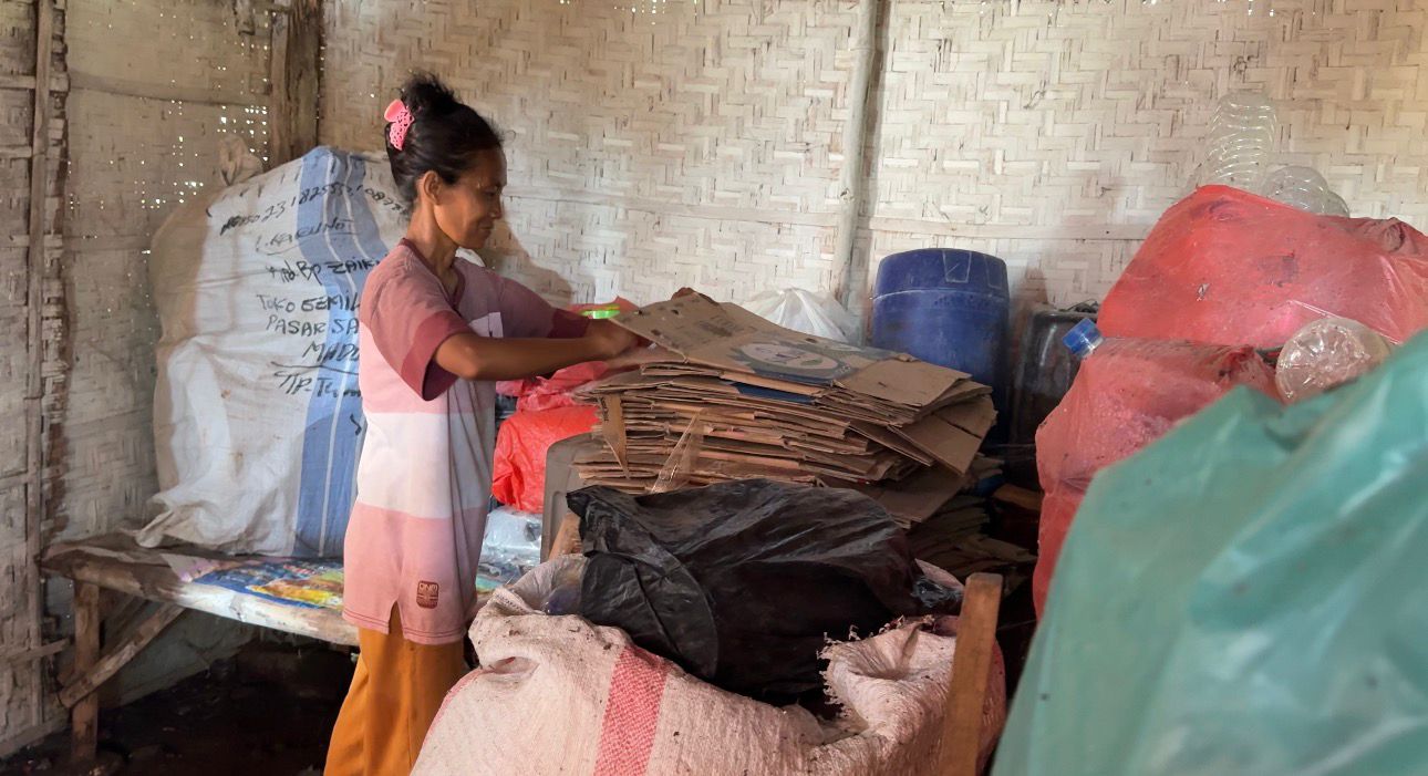 Demi bantu Ibu, Anak Umur 19 bersama ibunya di Sampang Bertahan Hidup dari barang Bekas 