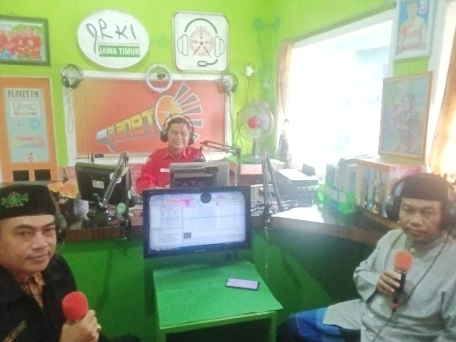 SMP Qur'an Akmalul Muhsinin Talkshow Di Radio Komunitas Planet FM dan Medsos Sinergi Media