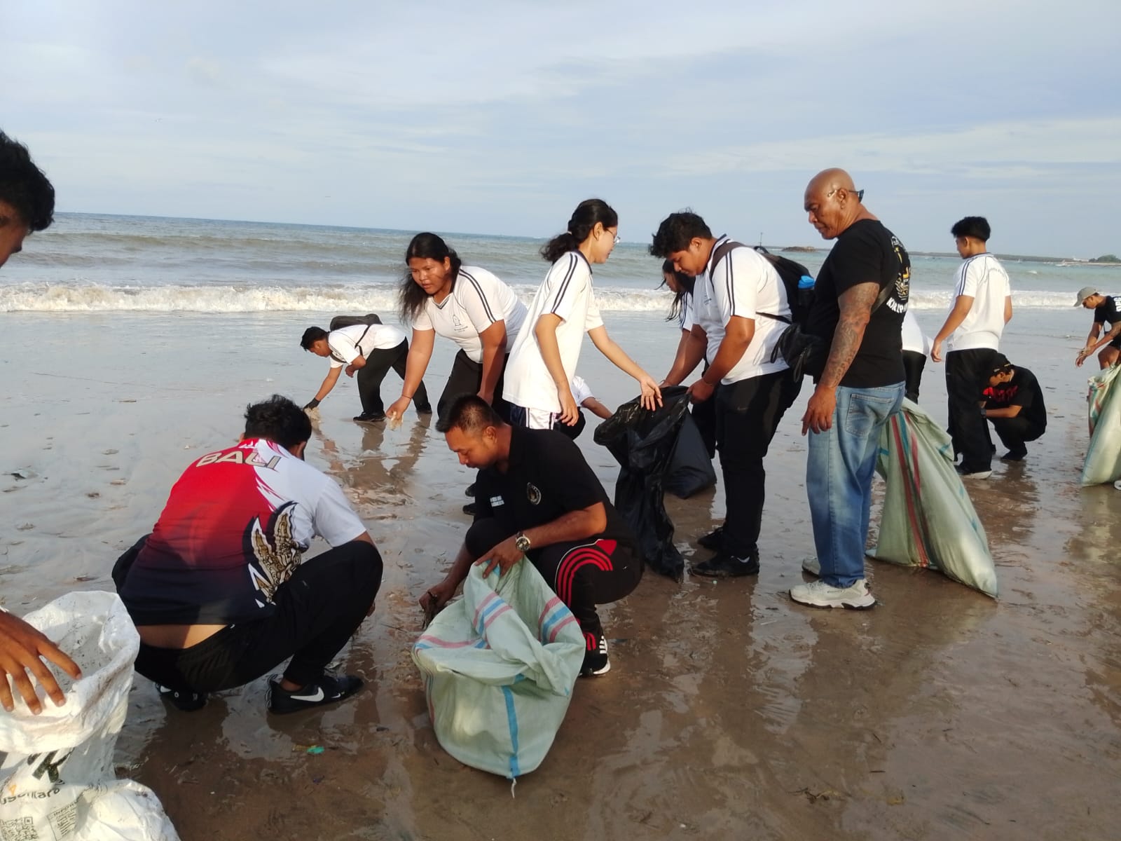 SMK Prshanti Nilayam Turut Ambil Bagian dalam Aksi Bersih Pantai, Wujud Nyata Peduli Lingkungan