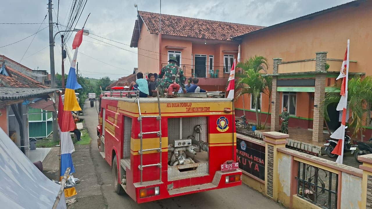 Serbu Mobil Damkar, Saya Baru Pertama Kali Naik Mobil Damkar Pak !
