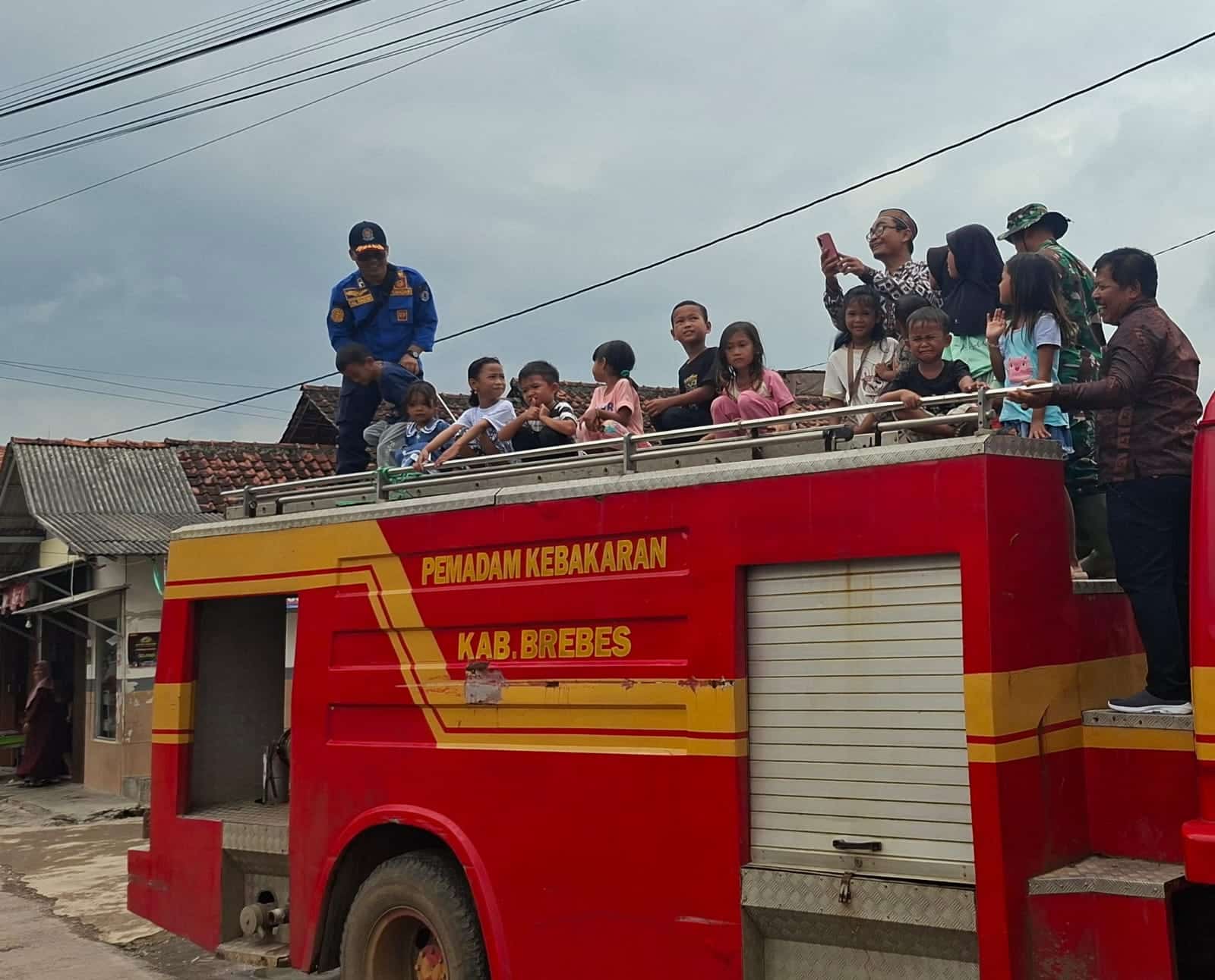 Serbu Mobil Damkar, Saya Baru Pertama Kali Naik Mobil Damkar Pak !