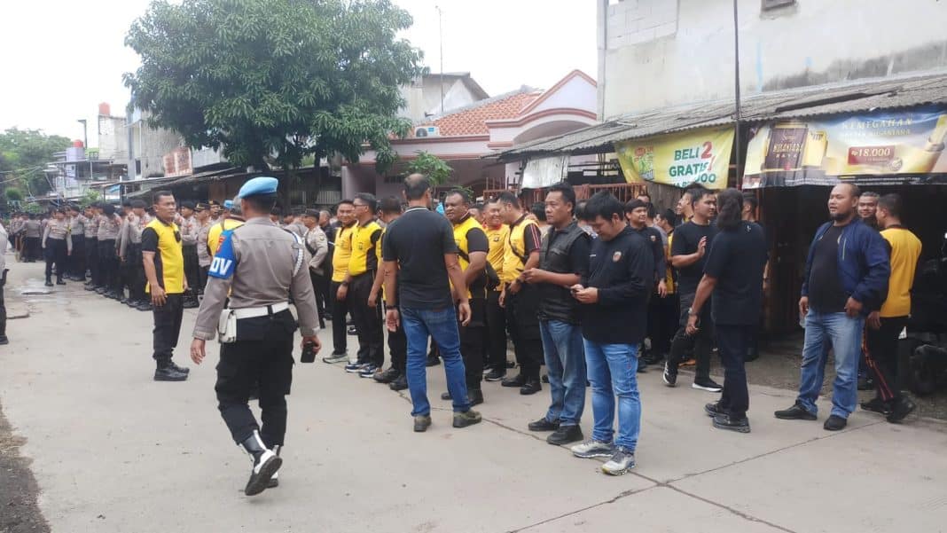 Satgas Asri dan Masyarakat Sungai Bambu Bersih-Bersih Sampah Kolong Tol Kencana