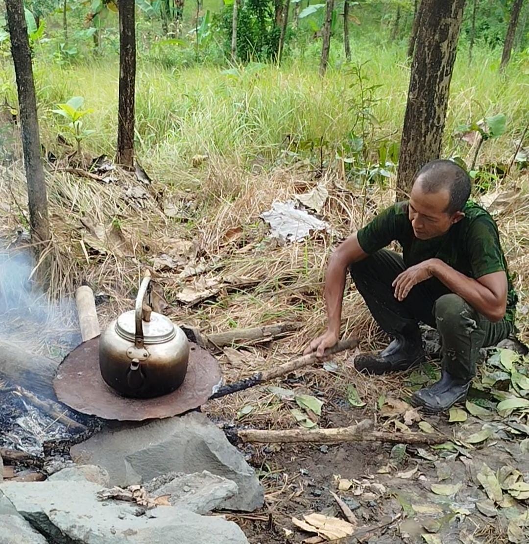 Semangat Pantang Menyerah, Satgas TMMD 127 Brebes Rebus Air Pakai Ketel Seadanya di Lokasi Pembuatan Jalan