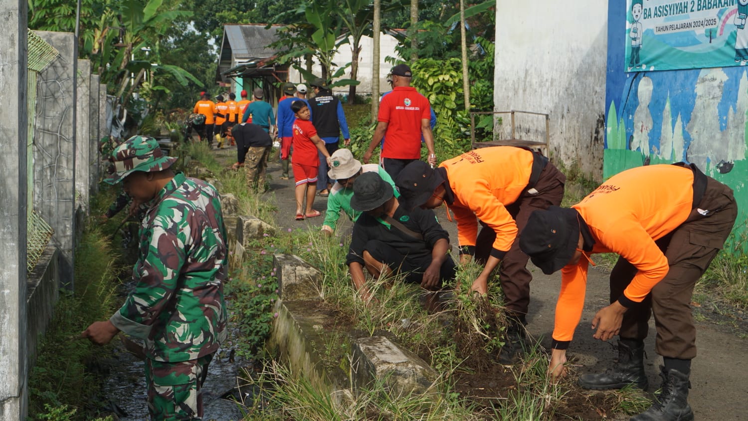 Kerja Bakti di Desa Babakan Wujudkan Kemanunggalan TNI-Rakyat