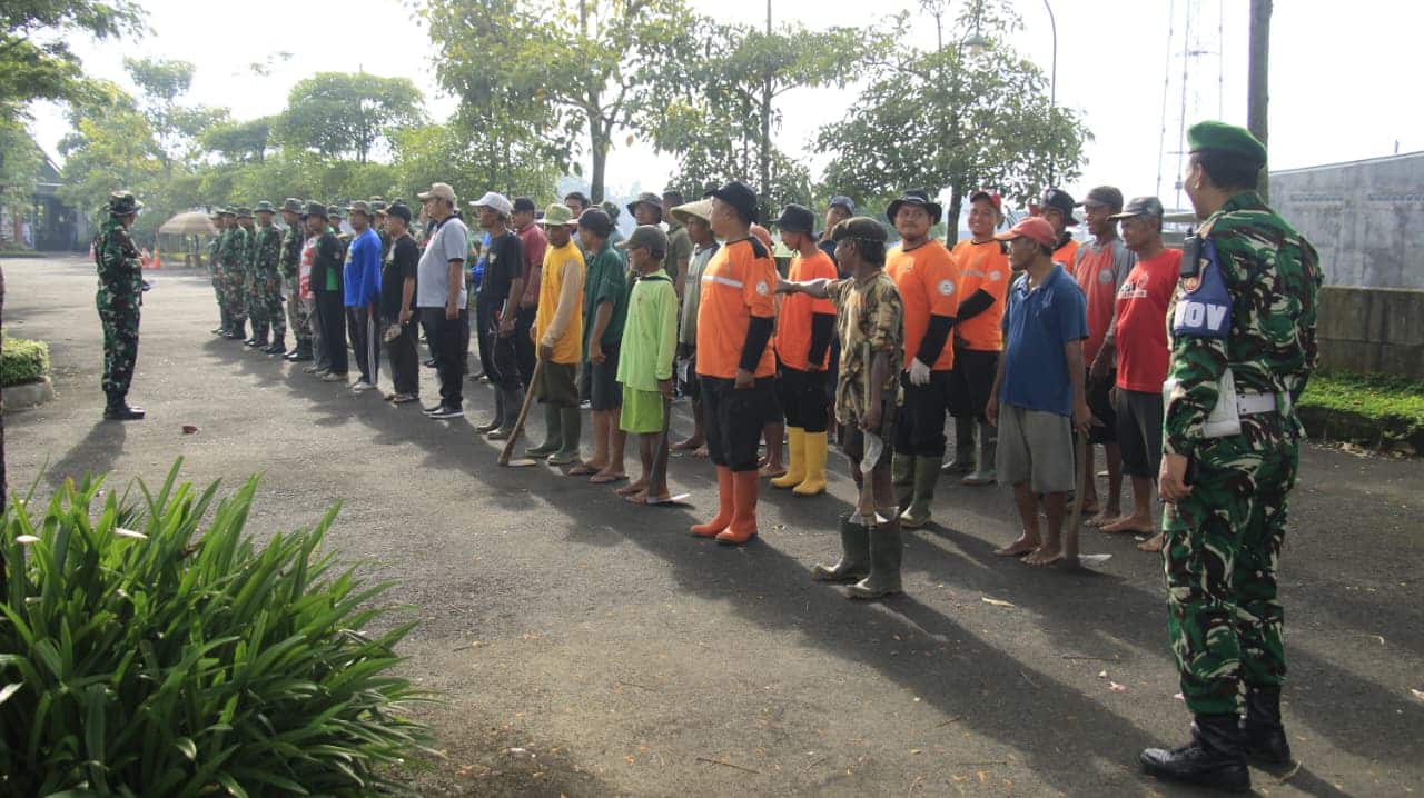 Kerja Bakti di Desa Babakan Wujudkan Kemanunggalan TNI-Rakyat