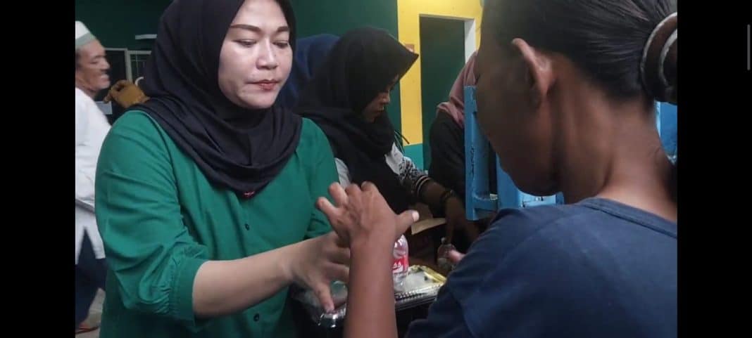 Berkah Ramadhan, Yanti Tri Waluyo Bagikan Makanan Berbuka Puasa Gratis Kepada Warga Muara Angke