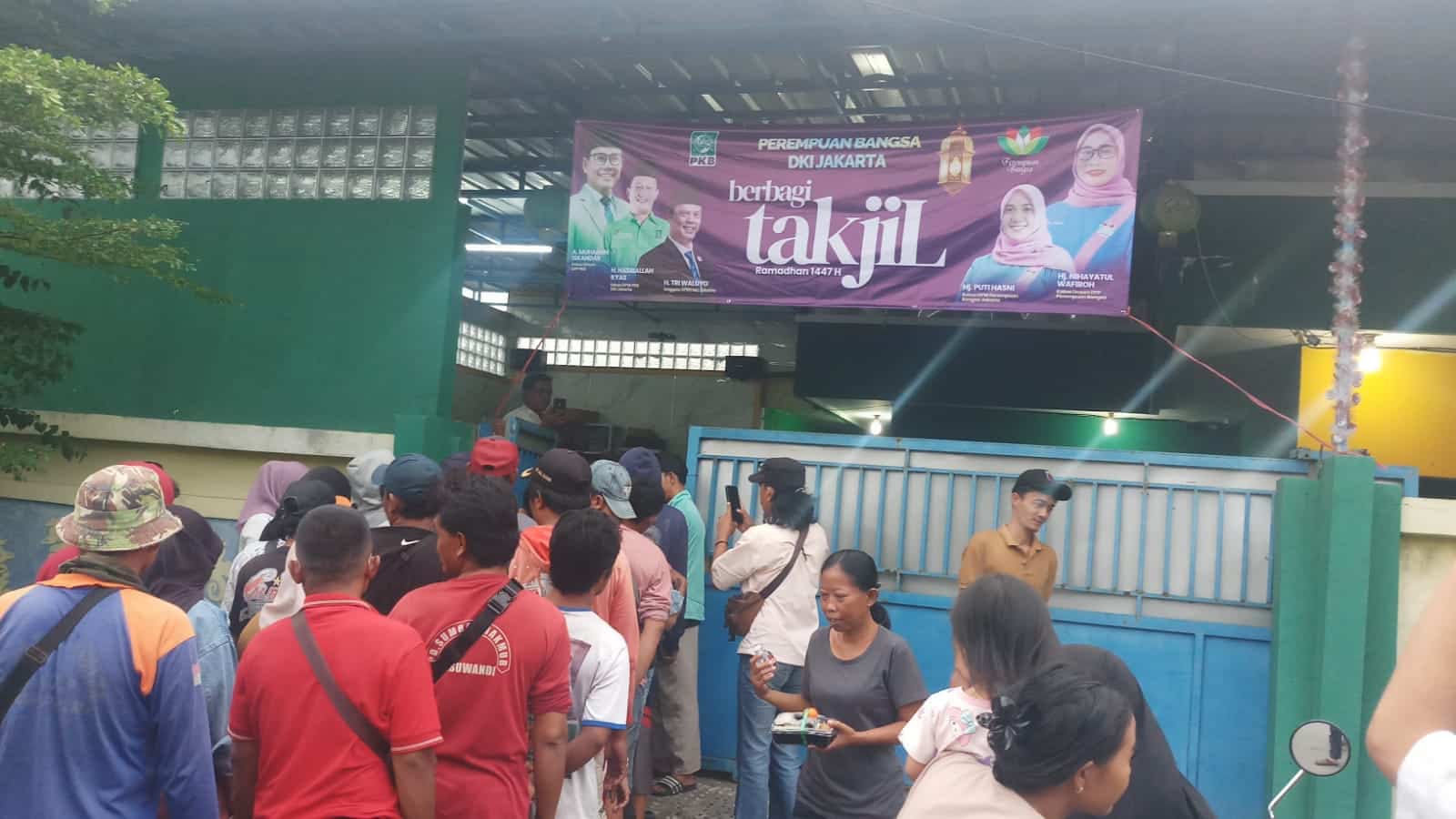 Perempuan Bangsa Jakarta Bagikan Takjil di Areal Pelabuhan Muara Angke Jakarta Utara