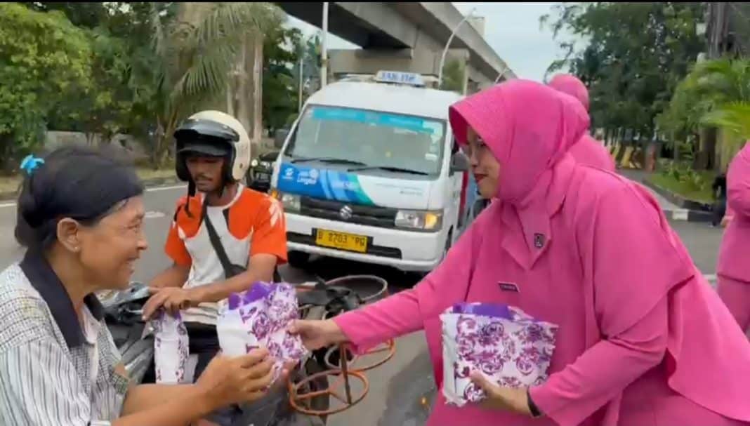 Bhayangkari Ranting Polsek Kelapa Gading Berikan Takjil 100 Paket Untuk Ojol dan Warga