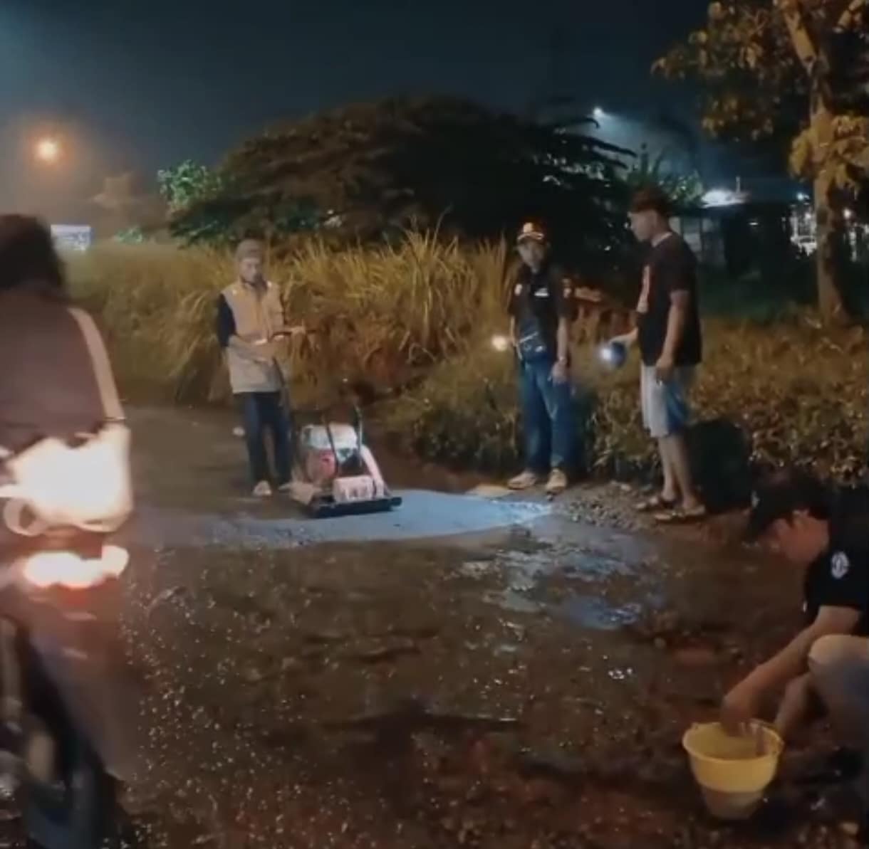 Bergerak dari Hati Relawan ILS Perbaikan Jalan Berlubang di Sidoarjo, Bukan Bermaksud Menyindir Pemda