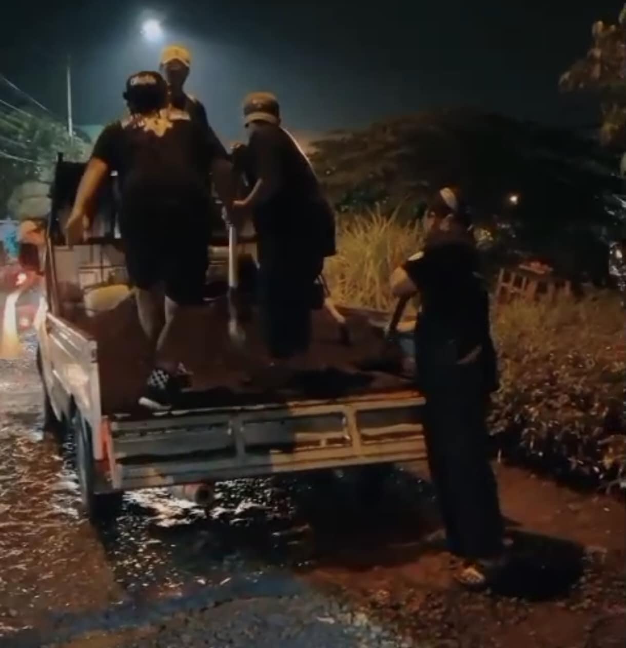 Bergerak dari Hati Relawan ILS Perbaikan Jalan Berlubang di Sidoarjo, Bukan Bermaksud Menyindir Pemda