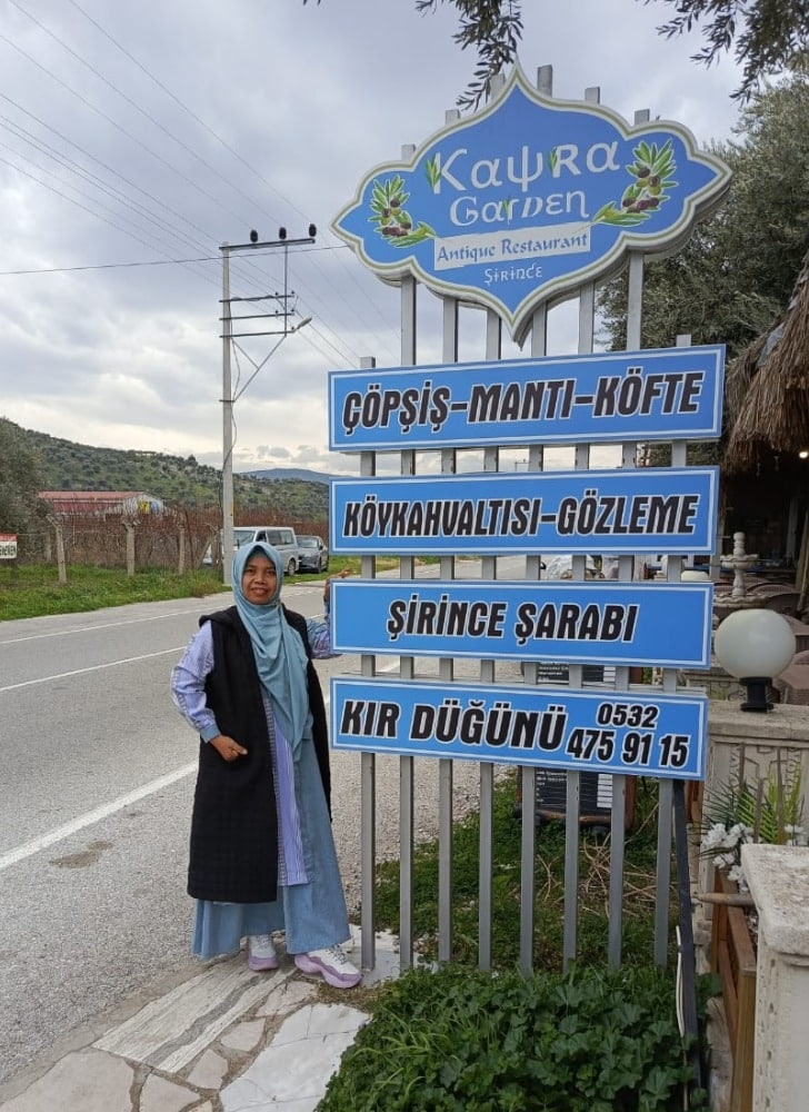 Indah berpose di salah satu objek wisata Turki (dok foto @pitutsaputra)