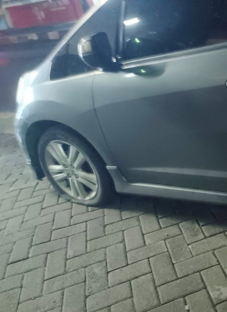 Mobil Deva pengemudi dari Yogyakarta pecah ban dan harus ganti