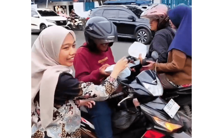 Semarak Ramadhan Bank Syariah Annisa Mukti Kembali Berbagi Takjil Gratis