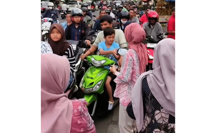 Semarak Ramadhan Bank Syariah Annisa Mukti Kembali Berbagi Takjil Gratis