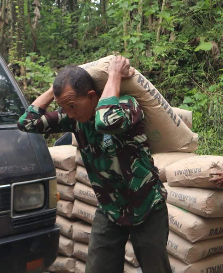 Puasa Tak Jadi Penghalang, Serka Lantoro dan Warga Tunjukkan Kemanunggalan Sejati di Lokasi TMMD