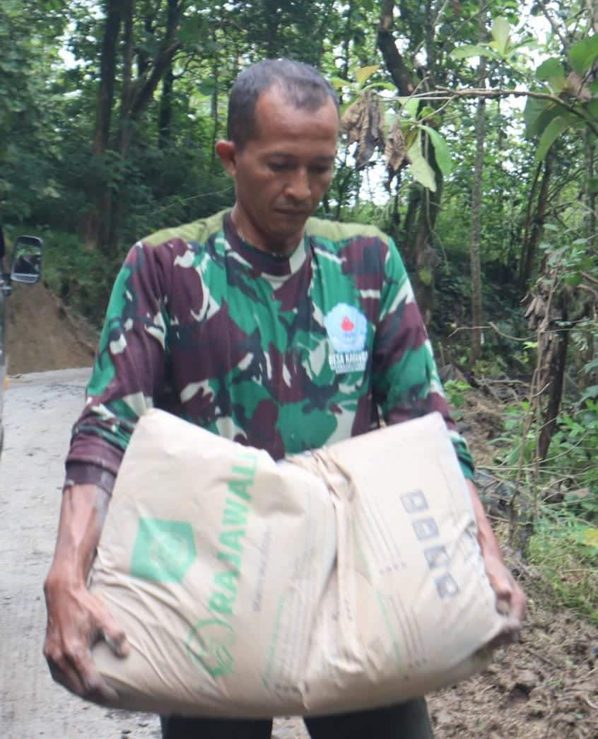Puasa Tak Jadi Penghalang, Serka Lantoro dan Warga Tunjukkan Kemanunggalan Sejati di Lokasi TMMD