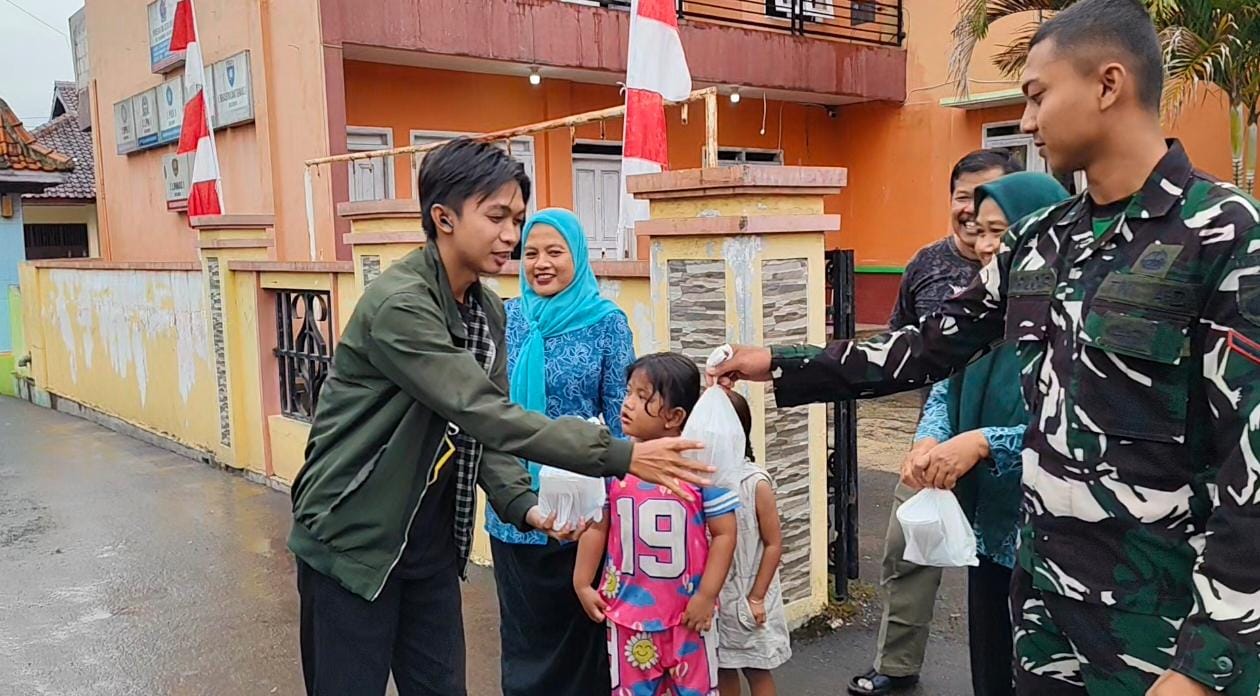 Ramadhan Penuh Berkah, Satgas TMMD Brebes dan Pemdes Cikuya Berbagi Takjil