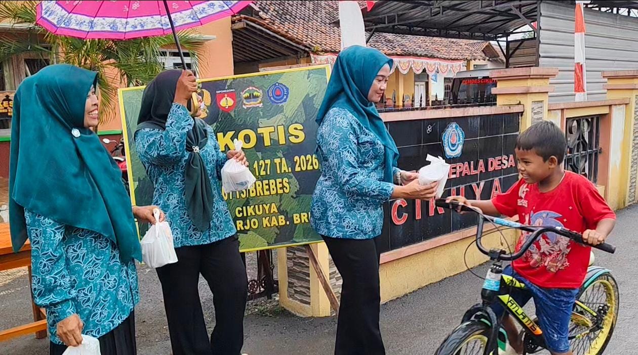 Ramadhan Penuh Berkah, Satgas TMMD Brebes dan Pemdes Cikuya Berbagi Takjil