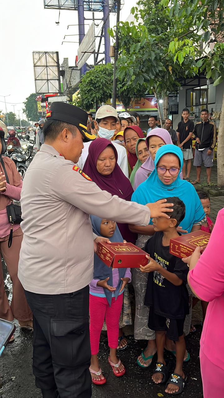 Polsek Gedangan Bersama Bhayangkari Bagikan Ratusan Takjil ke Masyarakat