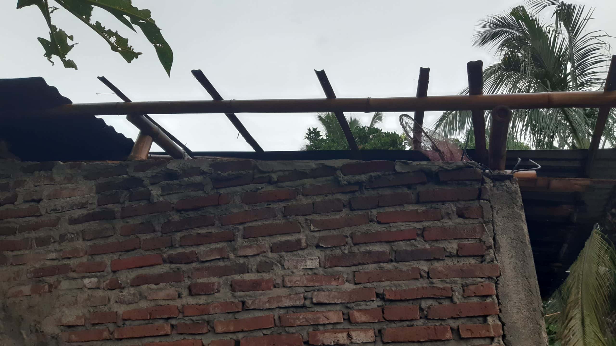 Hujan Lebat Disertai Angin Kencang Terjang Pagojengan, Puluhan Rumah Rusak dan Pohon Tumbang