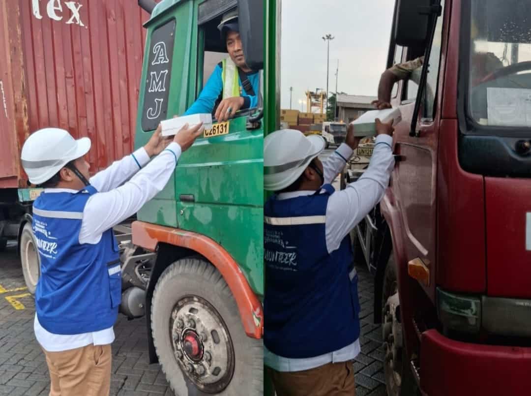 Berbagi Kebahagiaan di Bulan Ramadhan, Setiap Hari TPS Bagikan Takjil kepada Pengemudi Truk dan Mitra Kerja
