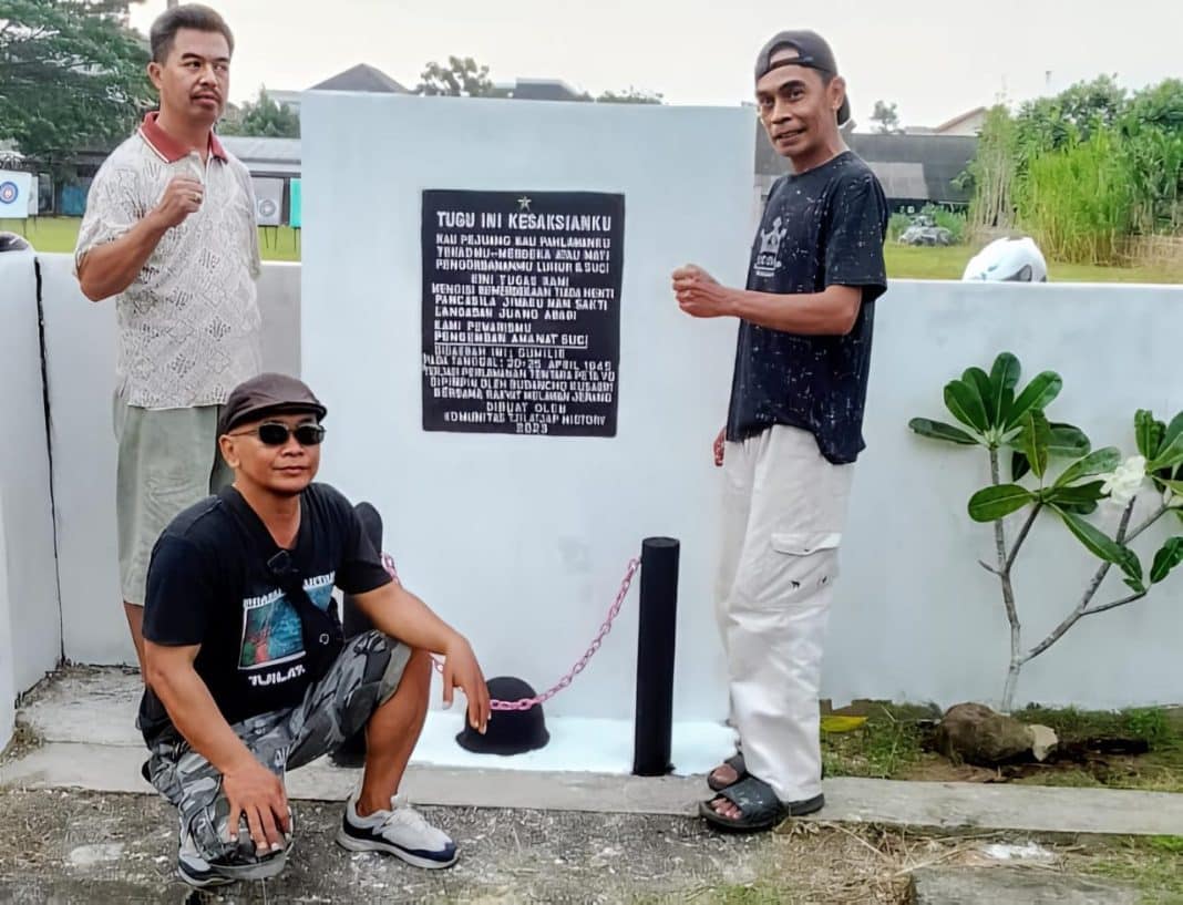Sembari Ngabuburit, Komunitas Tjilatjap History Mengecat Tugu Kusaeri