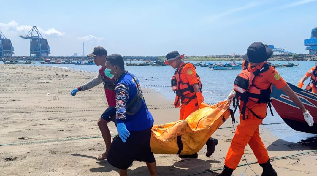 Tim SAR Evakuasi Jenazah Tanpa Identitas di Perairan Laut Cilacap