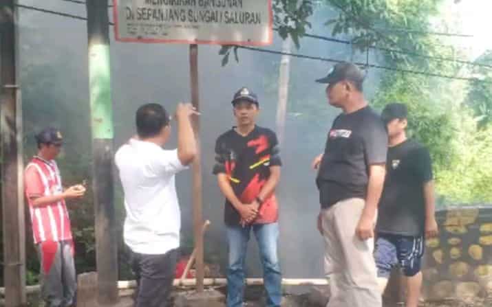 Spanduk Larangan Buang Sampah Dicopot OTK, Kades Wongsorejo Siap Pasang CCTV dan Viralkan Pelaku