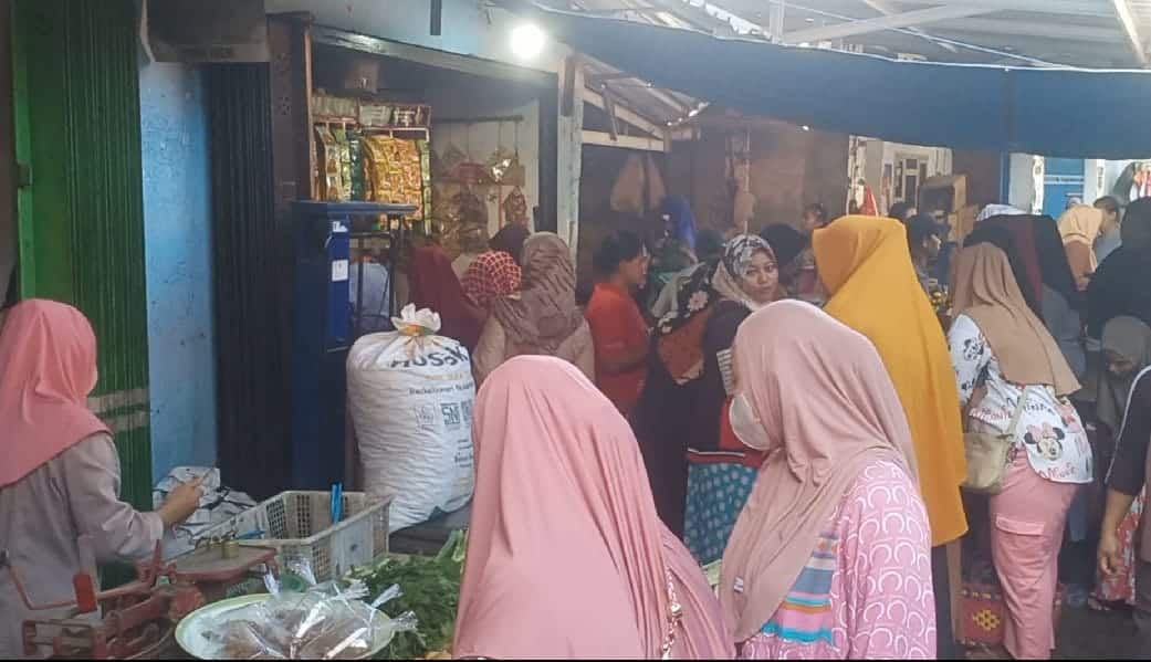 Jelang Lebaran, Pasar Galekan Bajulmati Wongsorejo Dipadati Pembeli, Pedagang Kebanjiran Rezeki