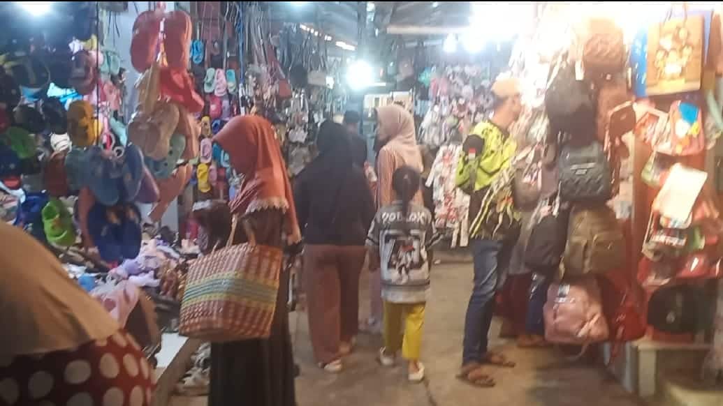 Jelang Lebaran, Pasar Galekan Bajulmati Wongsorejo Dipadati Pembeli, Pedagang Kebanjiran Rezeki