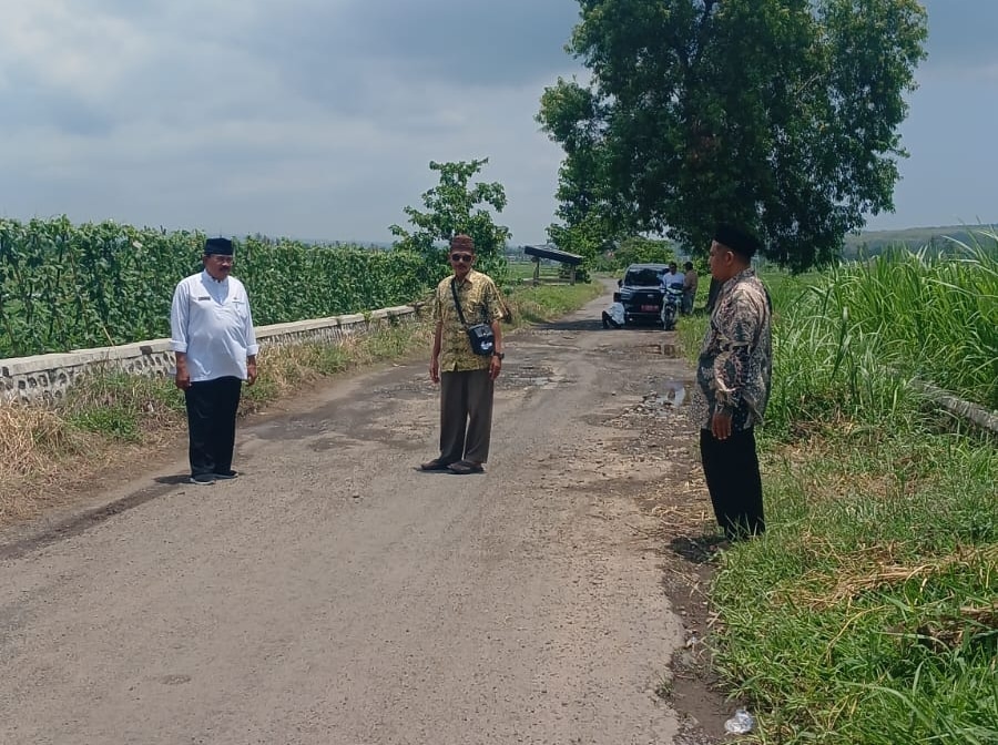 Di Musim Penghujan Akses Jalan Mangaran Kerap Rusak, Kades dan BPD Bajulmati Turun Langsung Cari Solusi
