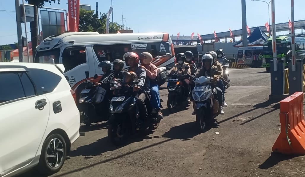 H-2 Lebaran, Arus Mudik dari Bali Padati Pelabuhan Ketapang Banyuwangi