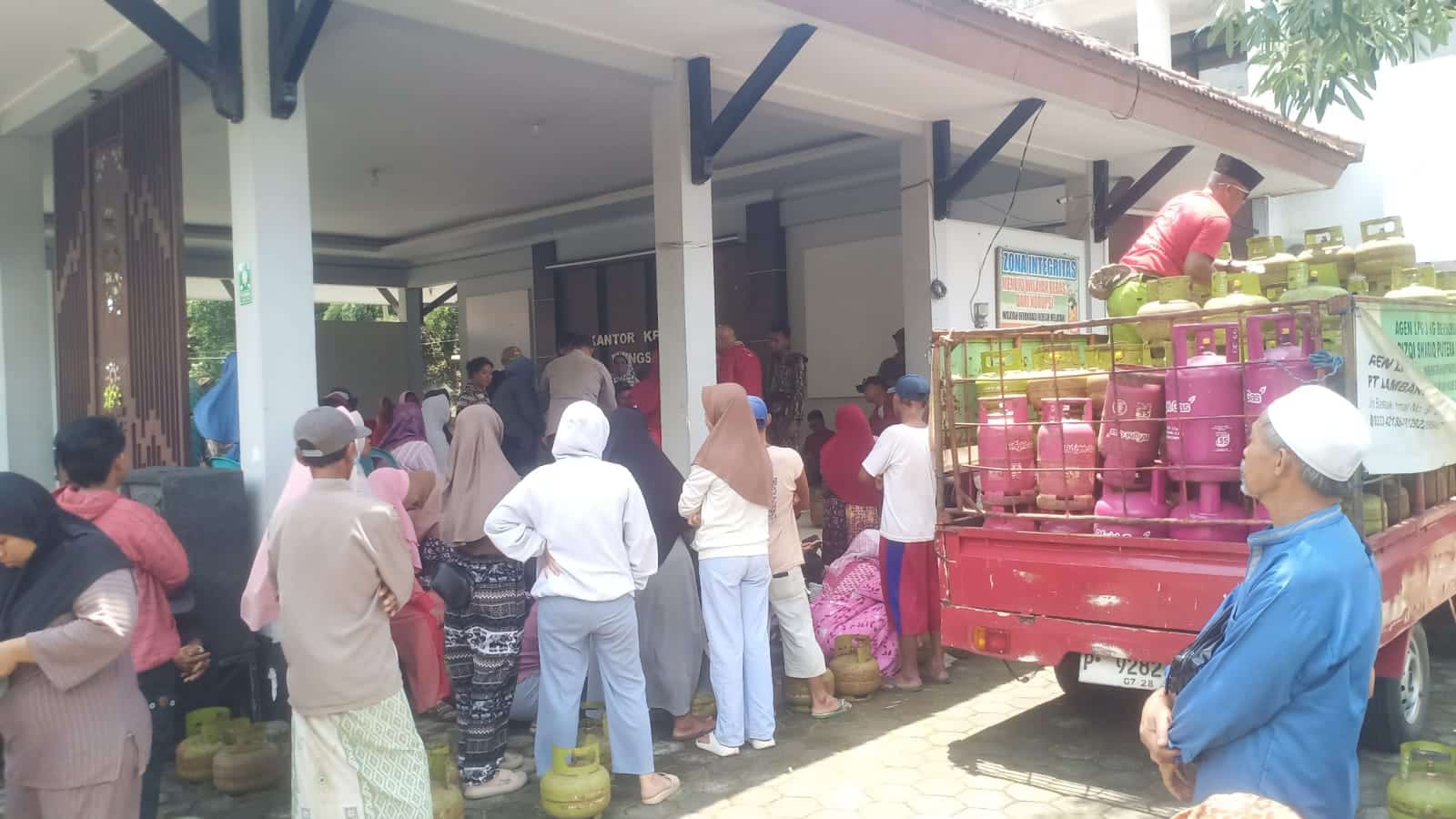 Gerak Cepat Camat Wongsorejo Lobi Diskop, Kuota LPG Melon Melonjak Signifikan Meski Diserbu Warga
