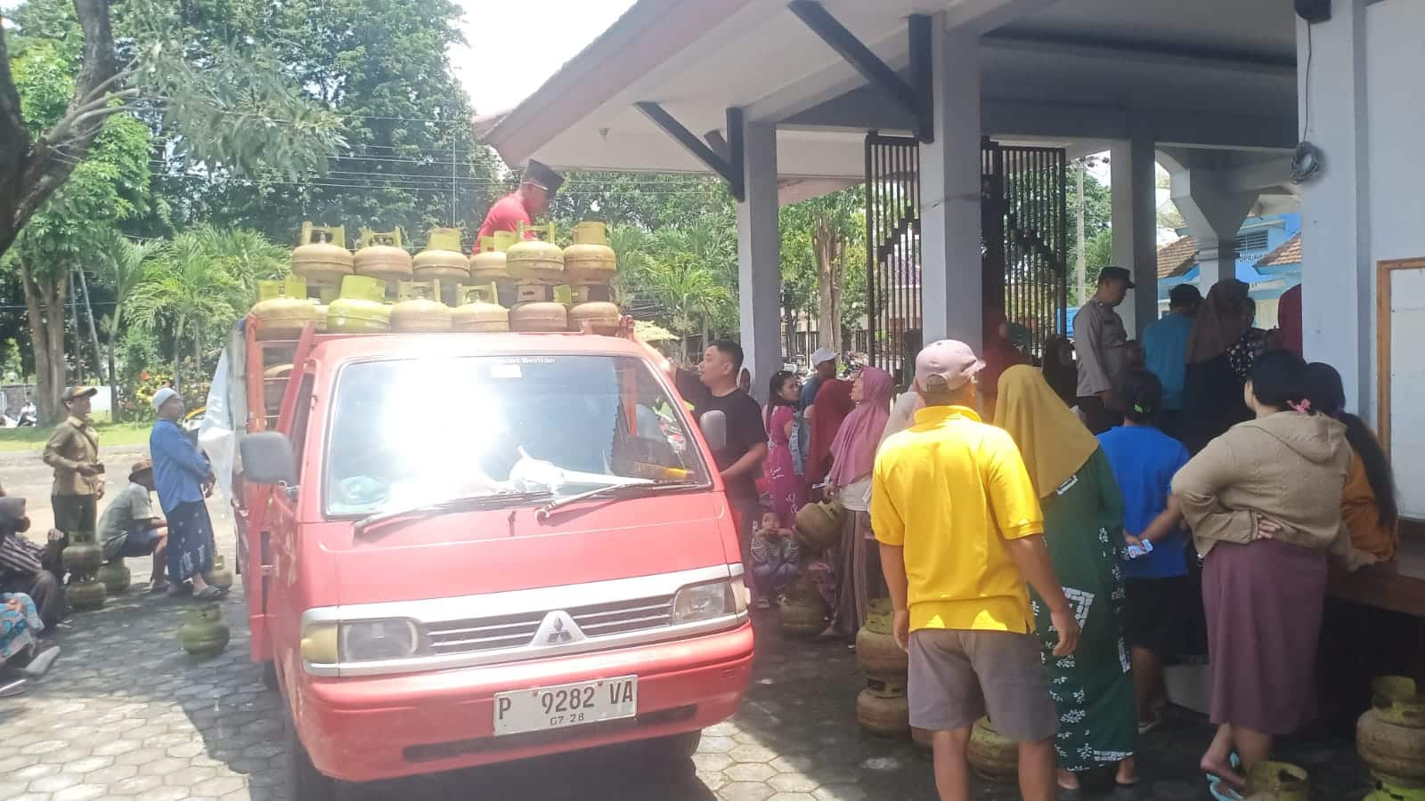 Gerak Cepat Camat Wongsorejo Lobi Diskop, Kuota LPG Melon Melonjak Signifikan Meski Diserbu Warga

