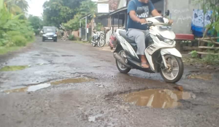 Memprihatinkan, Jalan Rusak di Wongsorejo Terus Telan Korban, Warga Minta Aksi Nyata Pemkab