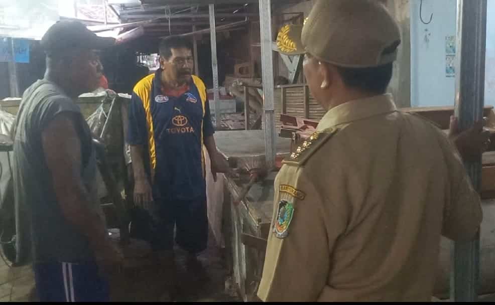 Jelang Idul Fitri, Camat Wongsorejo Tertibkan Pasar Galekan yang Dinilai Kumuh