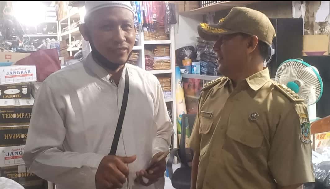 Jelang Idul Fitri, Camat Wongsorejo Tertibkan Pasar Galekan yang Dinilai Kumuh