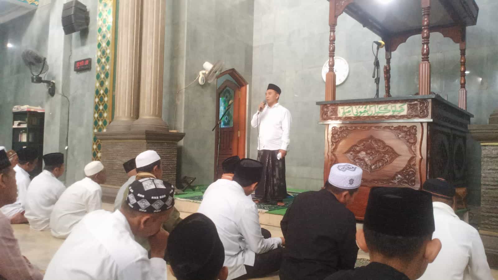 Camat Wongsorejo Bersama Warga Gelar Shalat Id, Sampaikan Pesan Bupati Ipuk