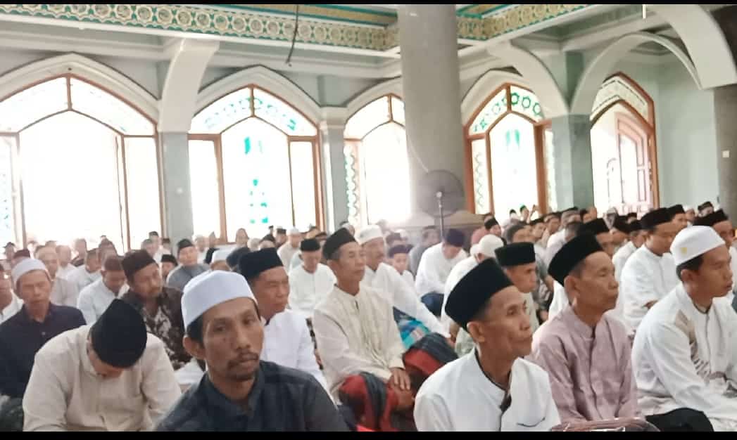 Camat Wongsorejo Bersama Warga Gelar Shalat Id, Sampaikan Pesan Bupati Ipuk