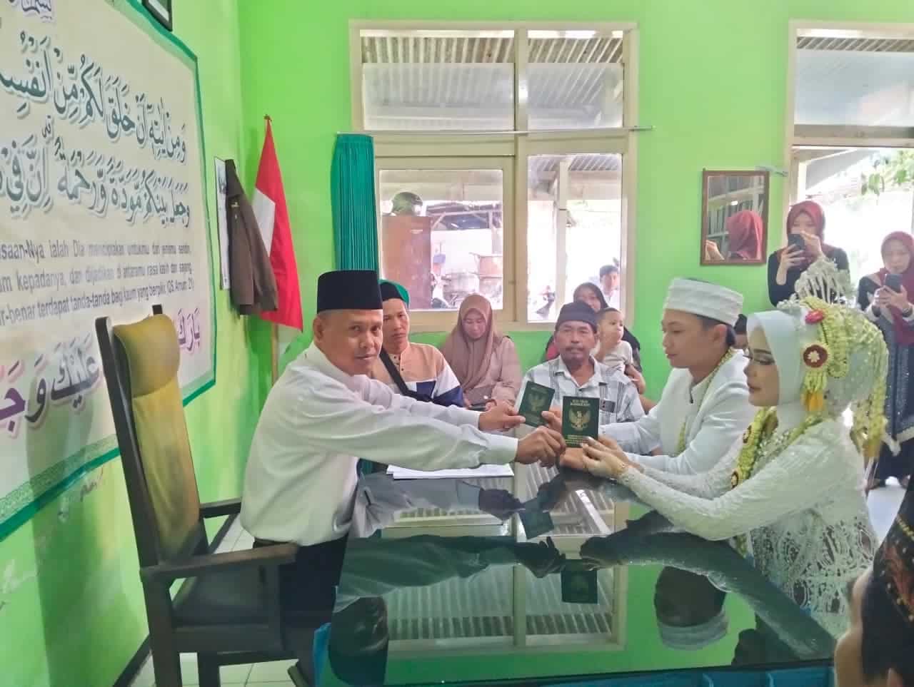 Pendaftar Nikah di KUA Wongsorejo Capai 86 Pasang, Didominasi Lajang
